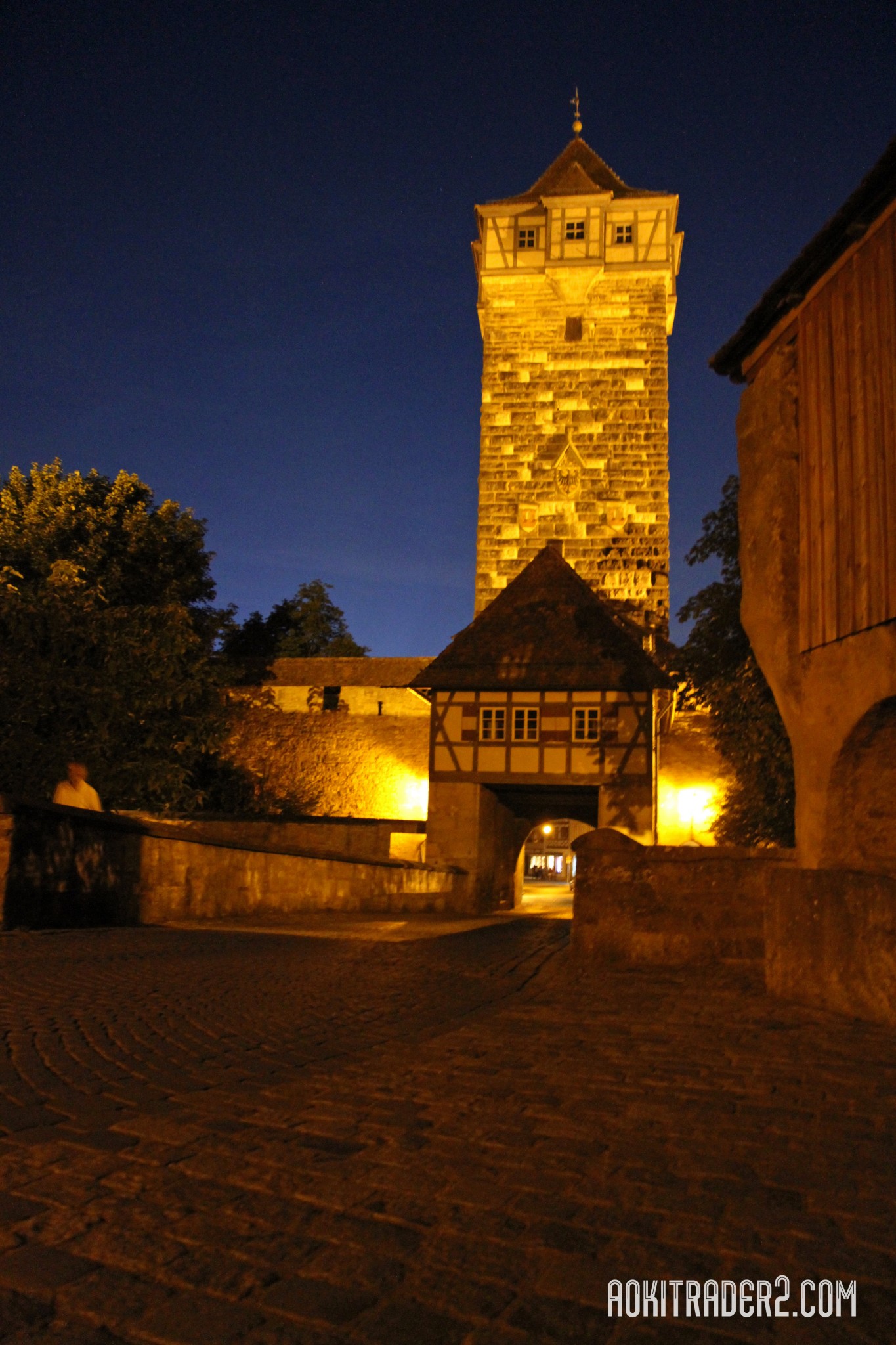 夜のローテンブルクのレーダー門